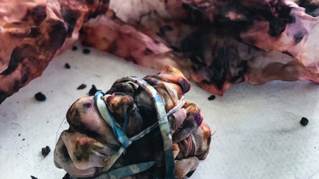 Teinture de soie avec des fleurs de temples