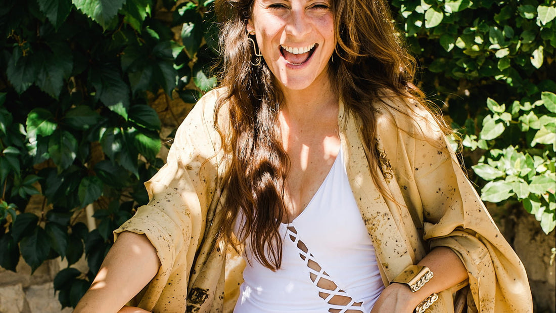 Kimono en soie naturelle sur femme souriante, en extérieur