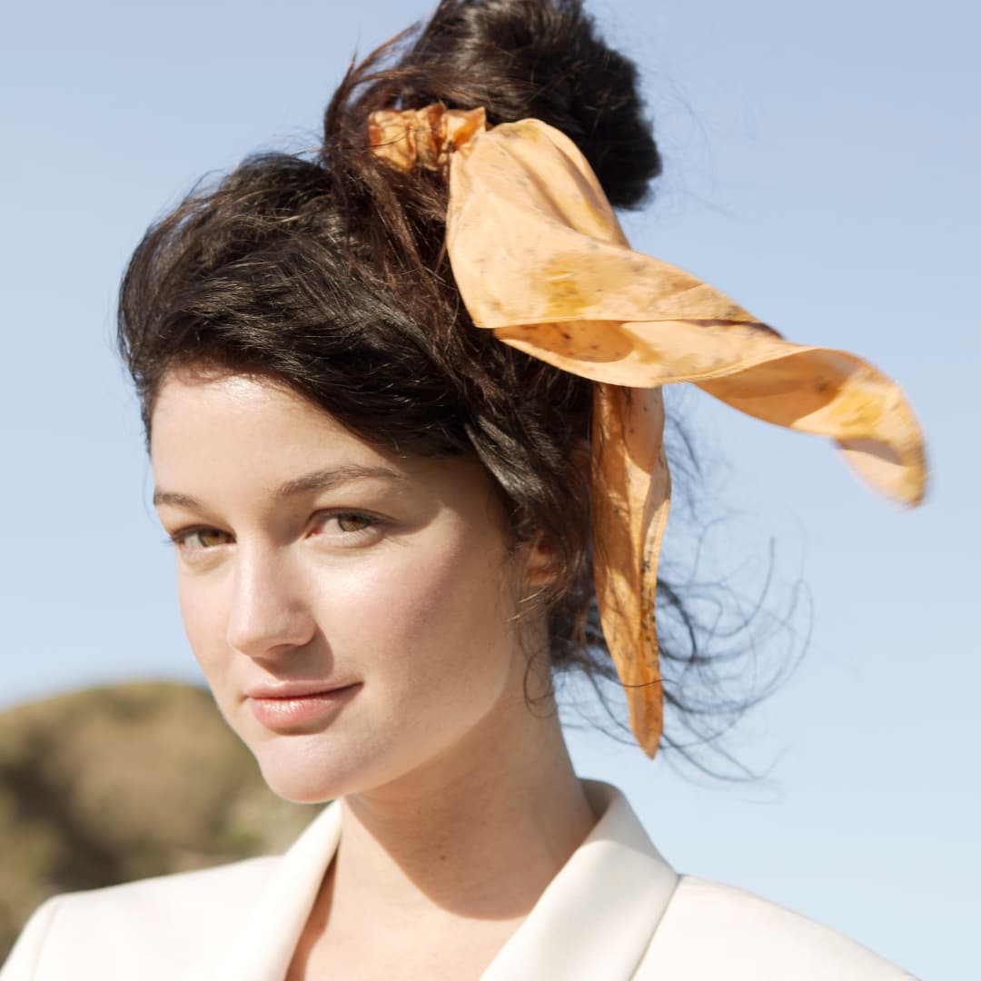 Long chouchou-foulard virevoltant au vent