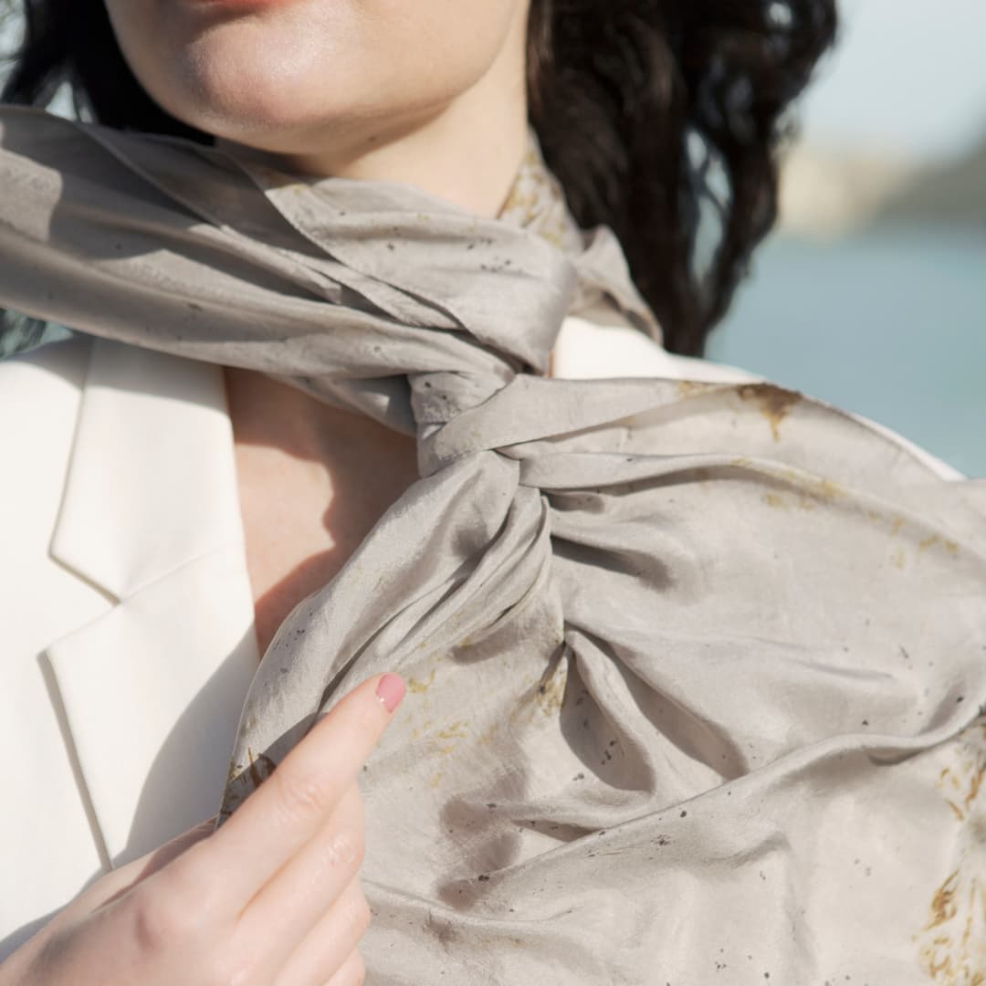 Carré de soie sur veste blanche