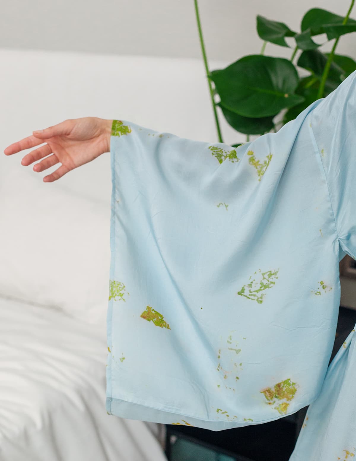 Femme portant un long kimono de soie, de couleur bleue pâle, détail