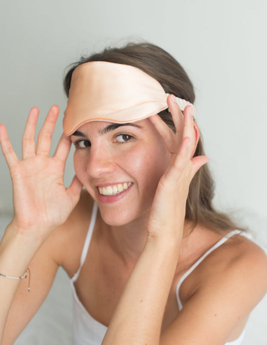 Masque de nuit ajustable en soie biologique Colibri Uni