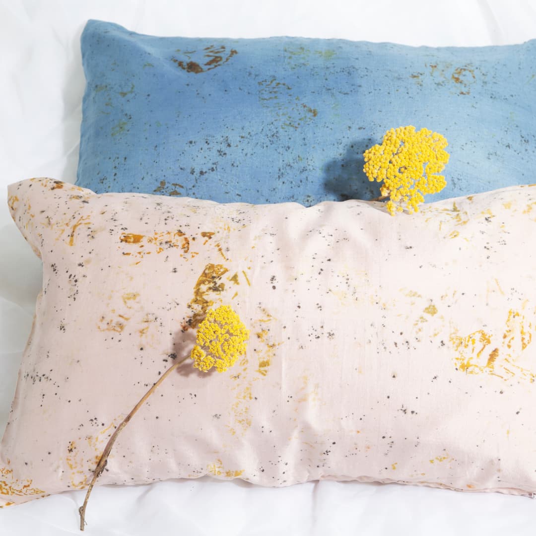 Paire de taies en soie rose et bleue