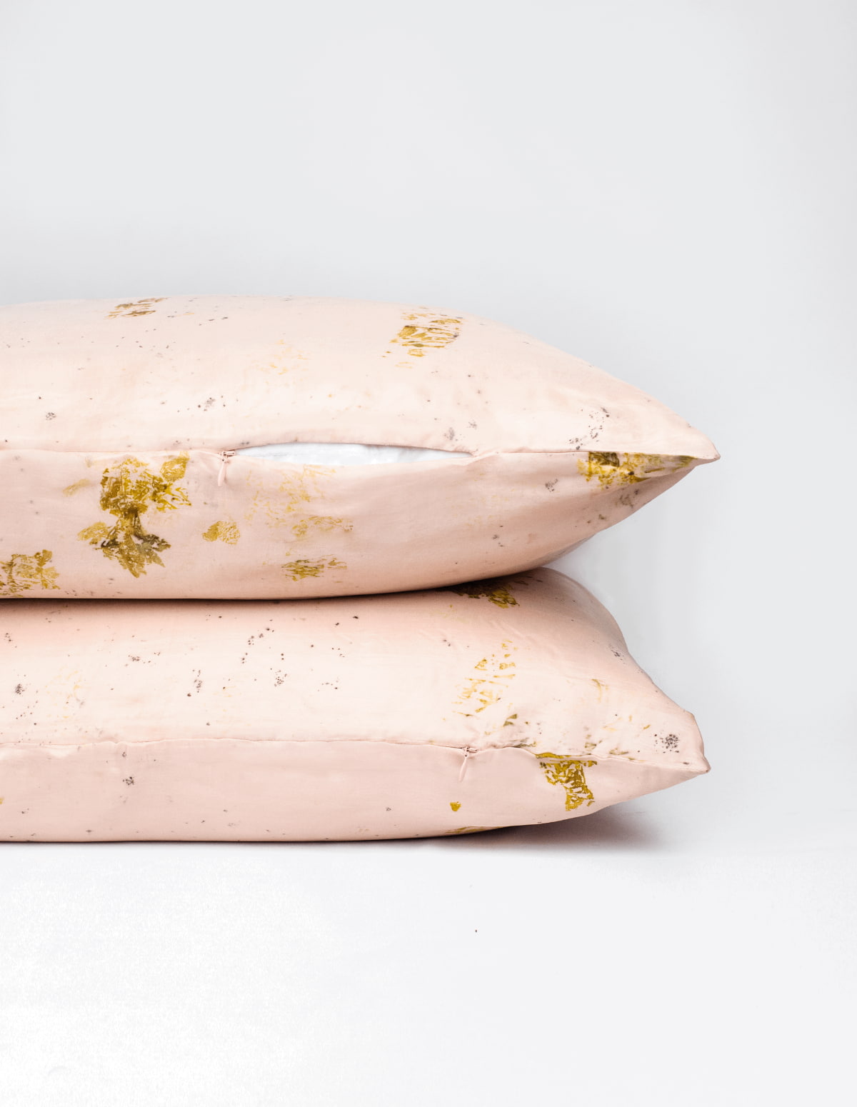 Zip view of silk pillowcase