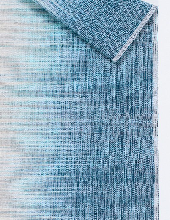 Vue de détail de la nappe en lin bio Ikat