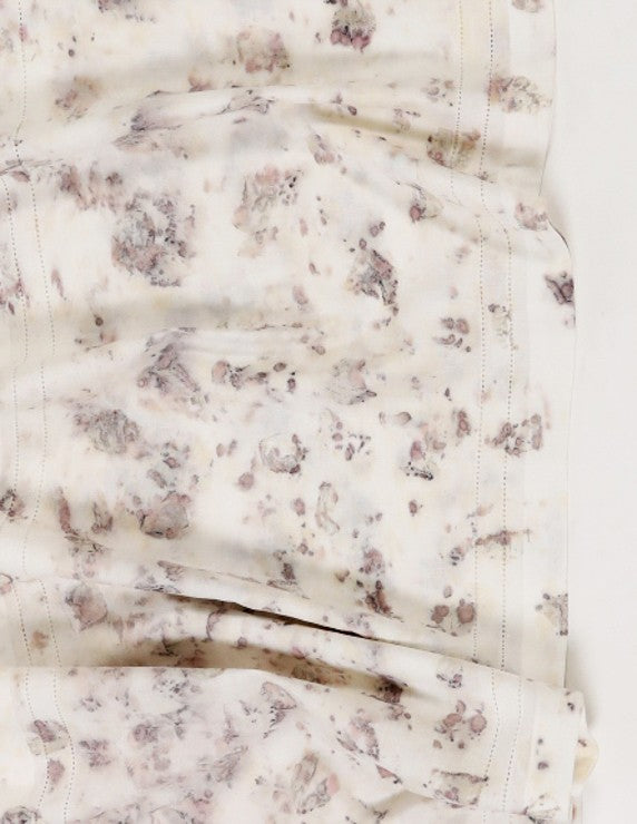 Vue détaillé du bord de la nappe fine en lin bio