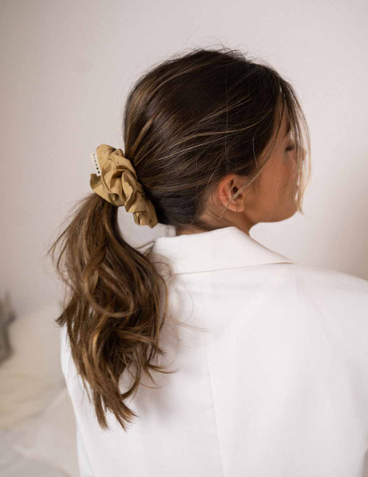 Chouchou en soie biologique Mudra, porté sur une queue de cheval, vue de trois quart