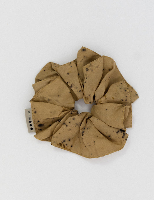 Chouchou en soie biologique Mudra, porté sur une queue de cheval, vue de profil