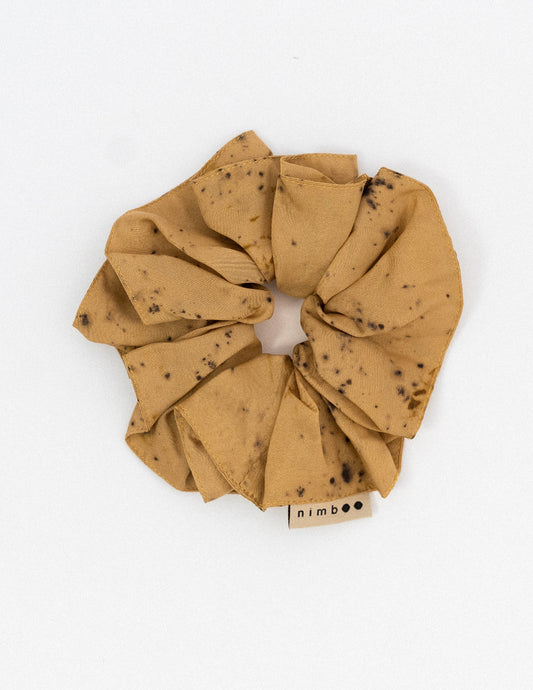 Chouchou en soie bio Ananda porté dans chevelure châtain