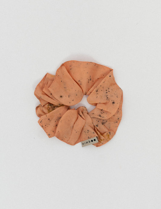 Chouchou en soie biologique Sukha, porté sur une queue de cheval, vue de profil