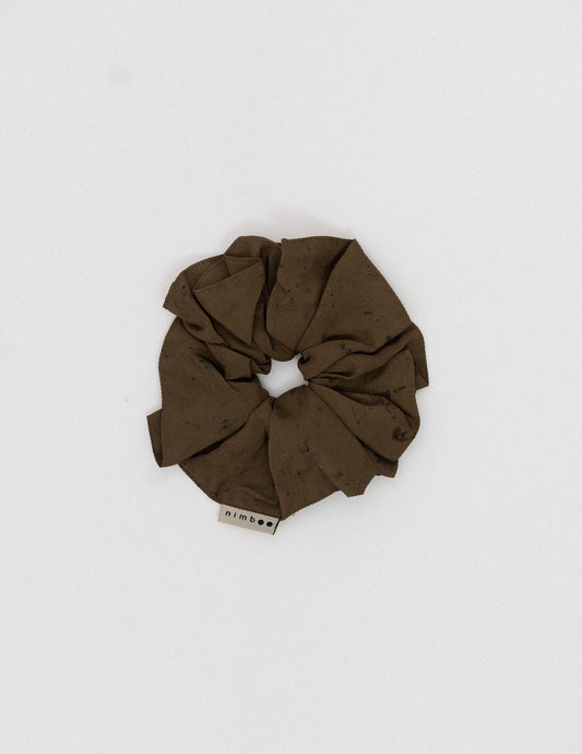 Chouchou en soie biologique Padma, porté sur une queue de cheval, vue de profil