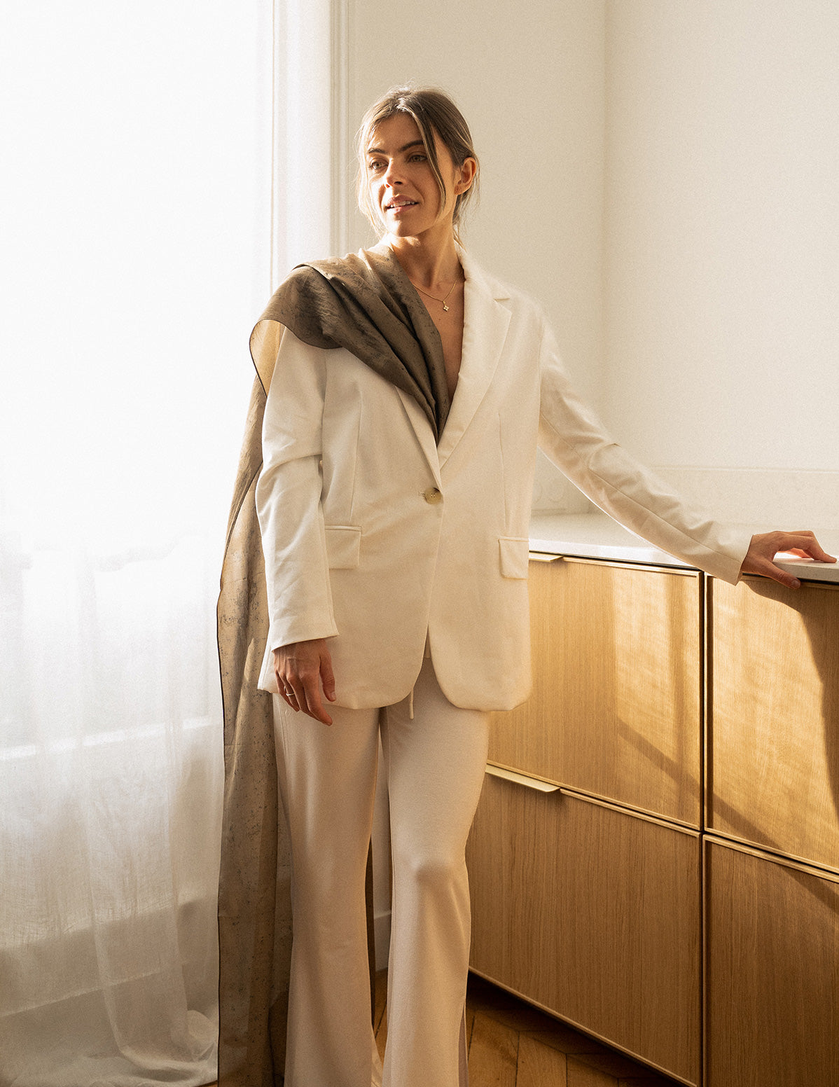 Long carré de soie de couleur obscure