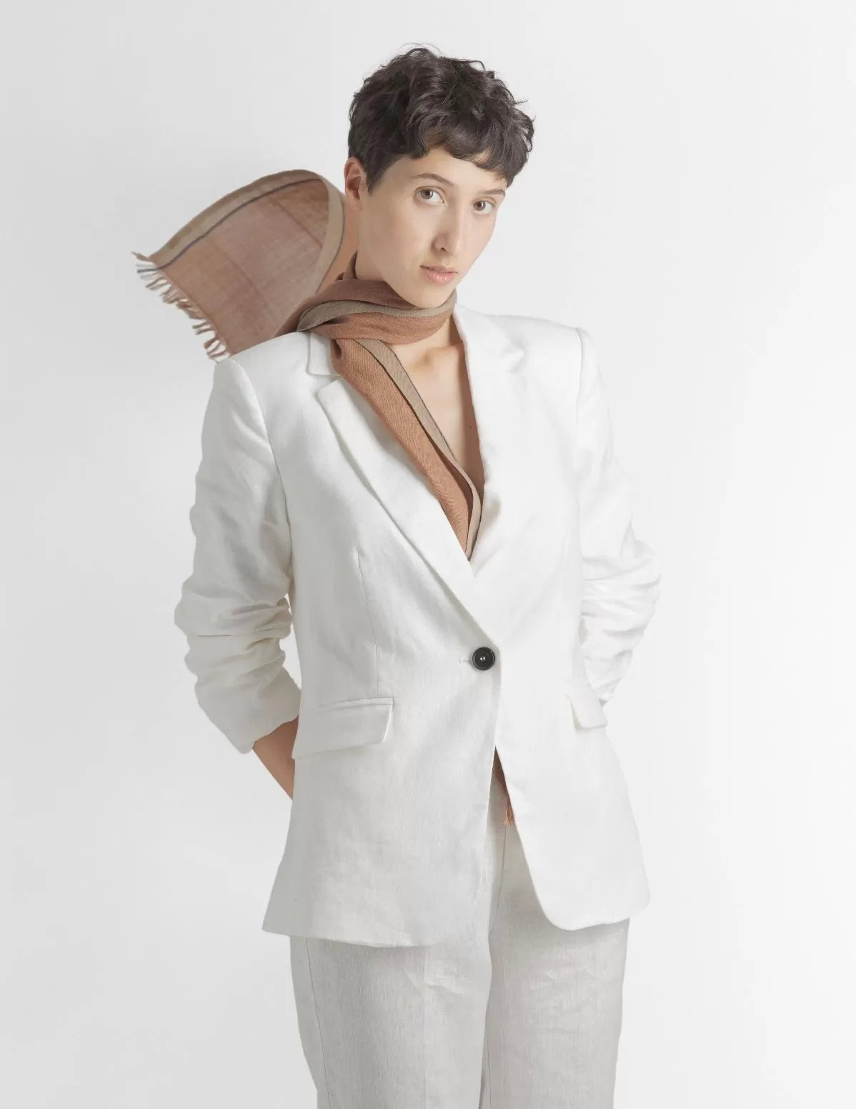 Etole en laine Ladakh et Cachemire, tons marrons, autour du cou, extrémité qui s'envole