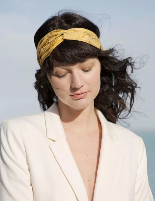 Bandeau en soie pour cheveux porté par une femme