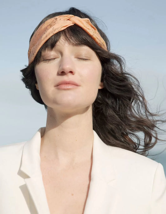 Bandeau en soie pour cheveux, orangé, porté sur fonds marin