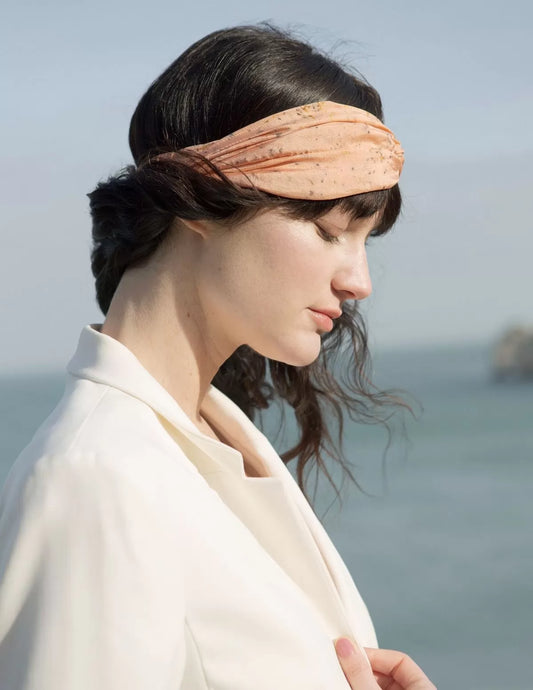 Bandeau en soie pour cheveux, orangé, porté sur fonds marin