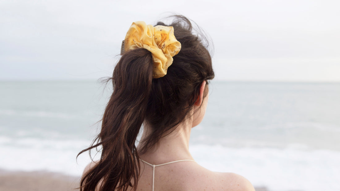Chouchou en soie : l’accessoire glamour qui prend soin de vos cheveux