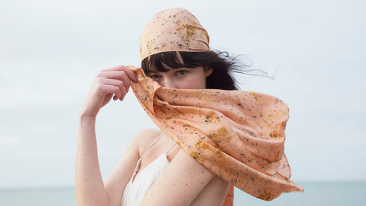 Femme portant un foulard en soie biologique naturelle dans ses cheveux