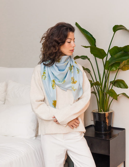 Foulard en soie bio Jodhpur porté sur pull blanc