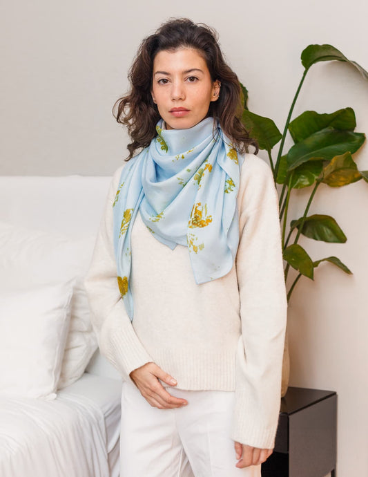 Foulard en soie bio Jodhpur porté sur pull blanc
