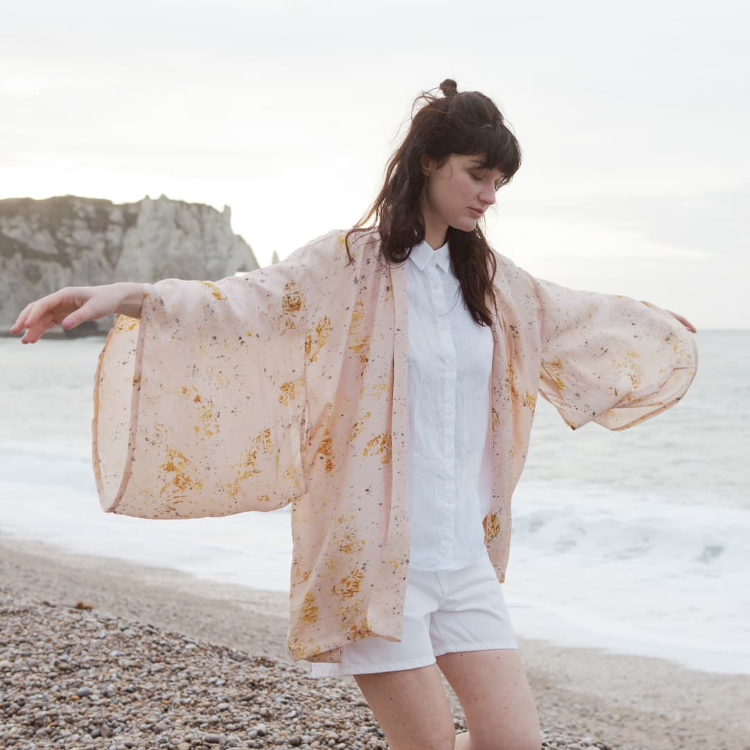 Kimono en soie court sur chemise blanche devant la mer