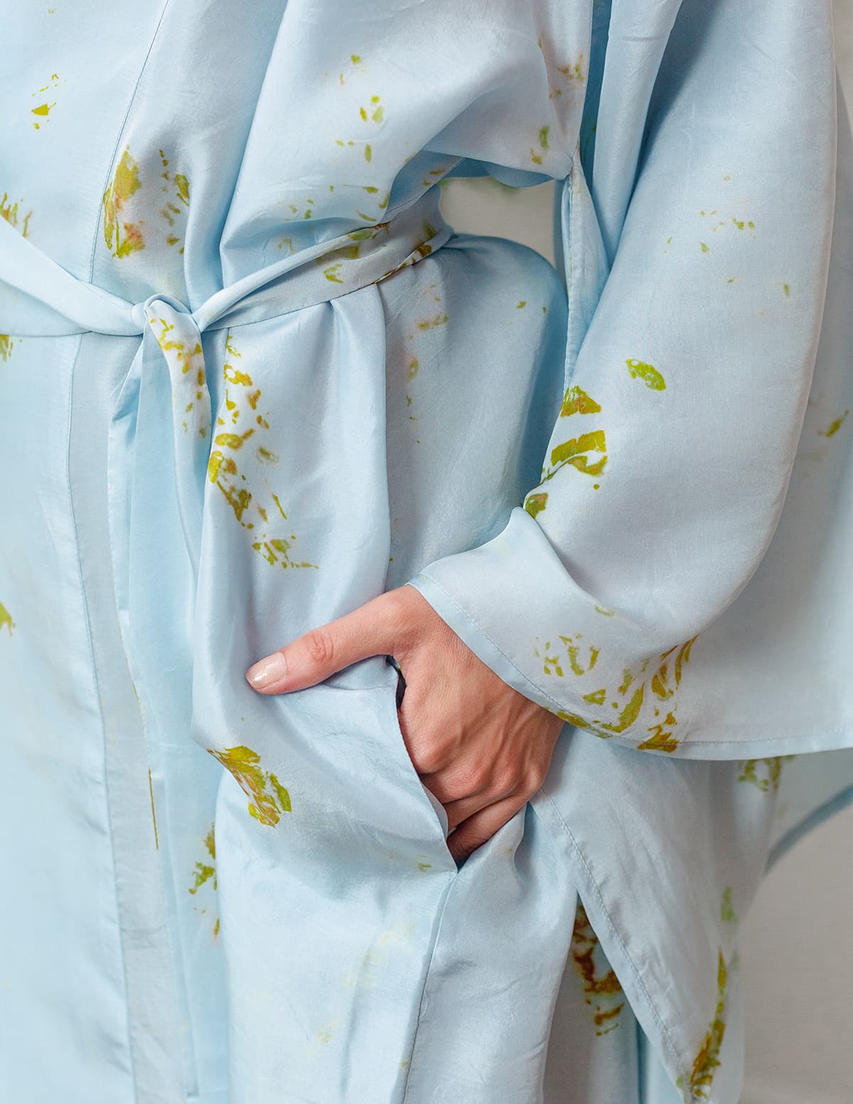 Femme portant un long kimono de soie, de couleur bleue pâle, détail