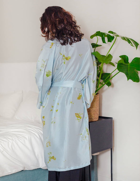 Femme portant un long kimono de soie, de couleur bleue pâle