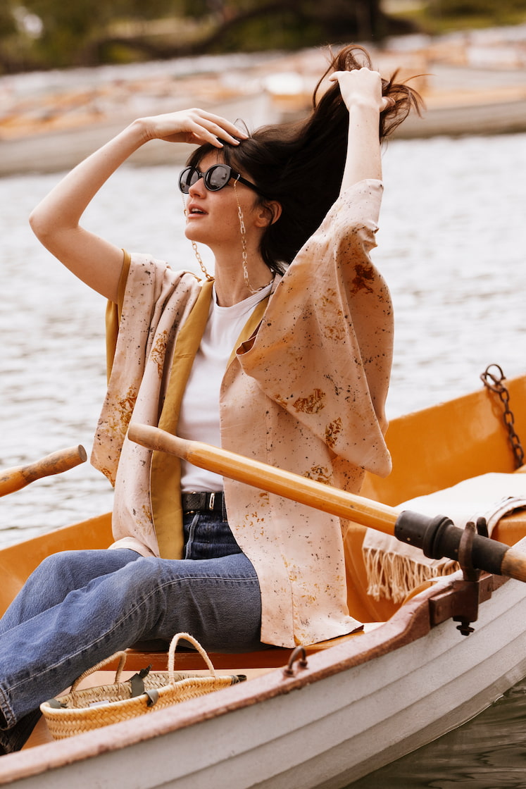 Kimono court en soie naturelle porté par une femme sur un bateau