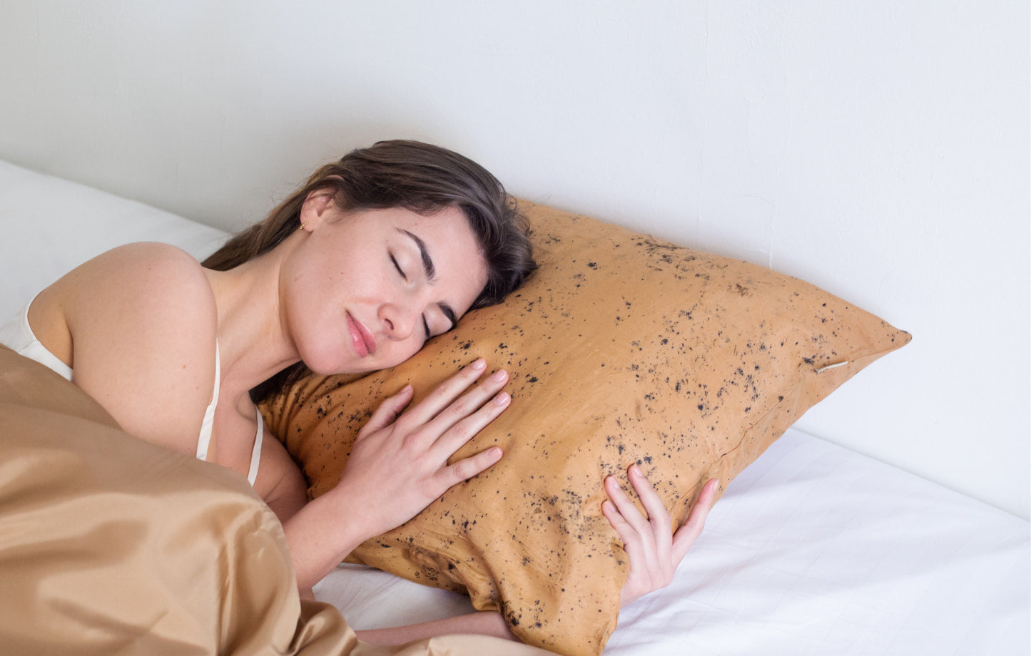Femme dormant sur un oreiller en soie