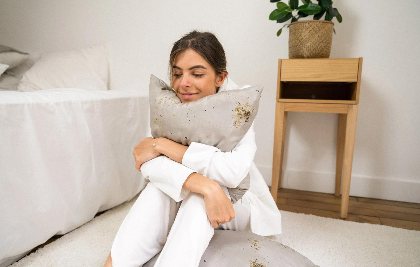 Femme enlaçant sur un oreiller en soie