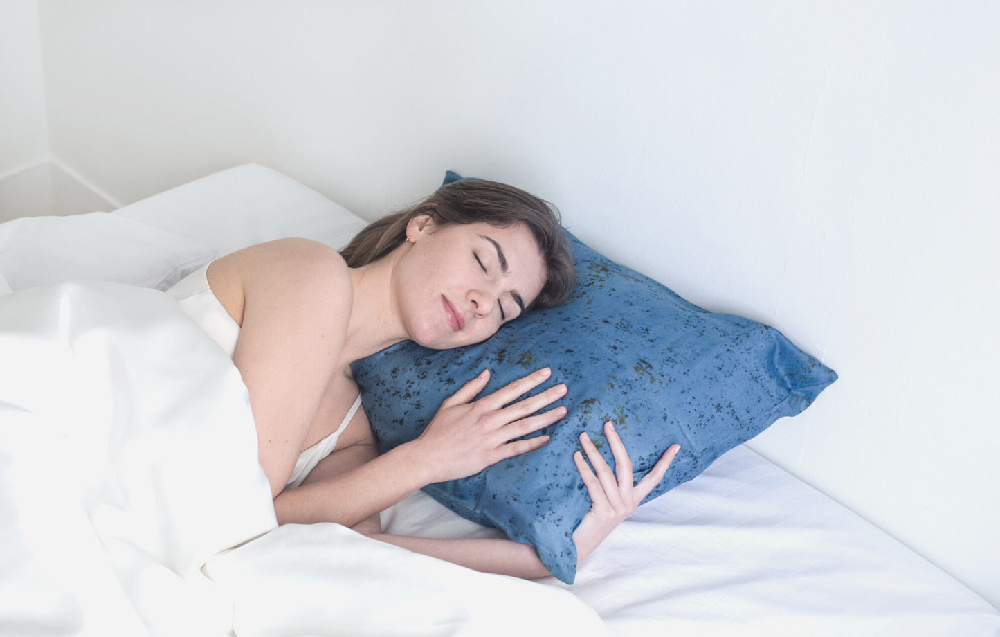 Femme dormant sur un oreiller en soie