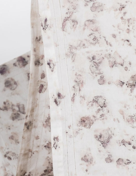 Chemin de table teint naturellement, disposé sur une tringle de bambou