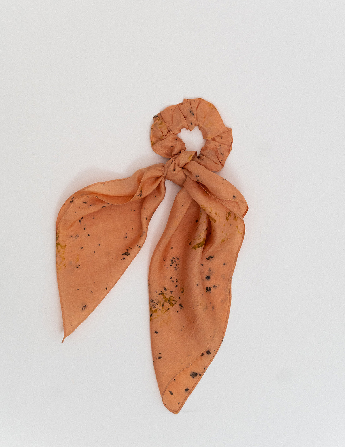 Vue packshot du modèle Sukha de chouchou-foulard en soie biologique