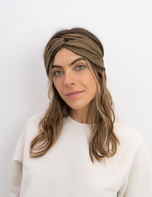 Gros plan sur un bandeau en soie pour cheveux