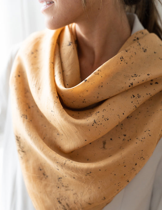 Carré de soie sur veste blanche