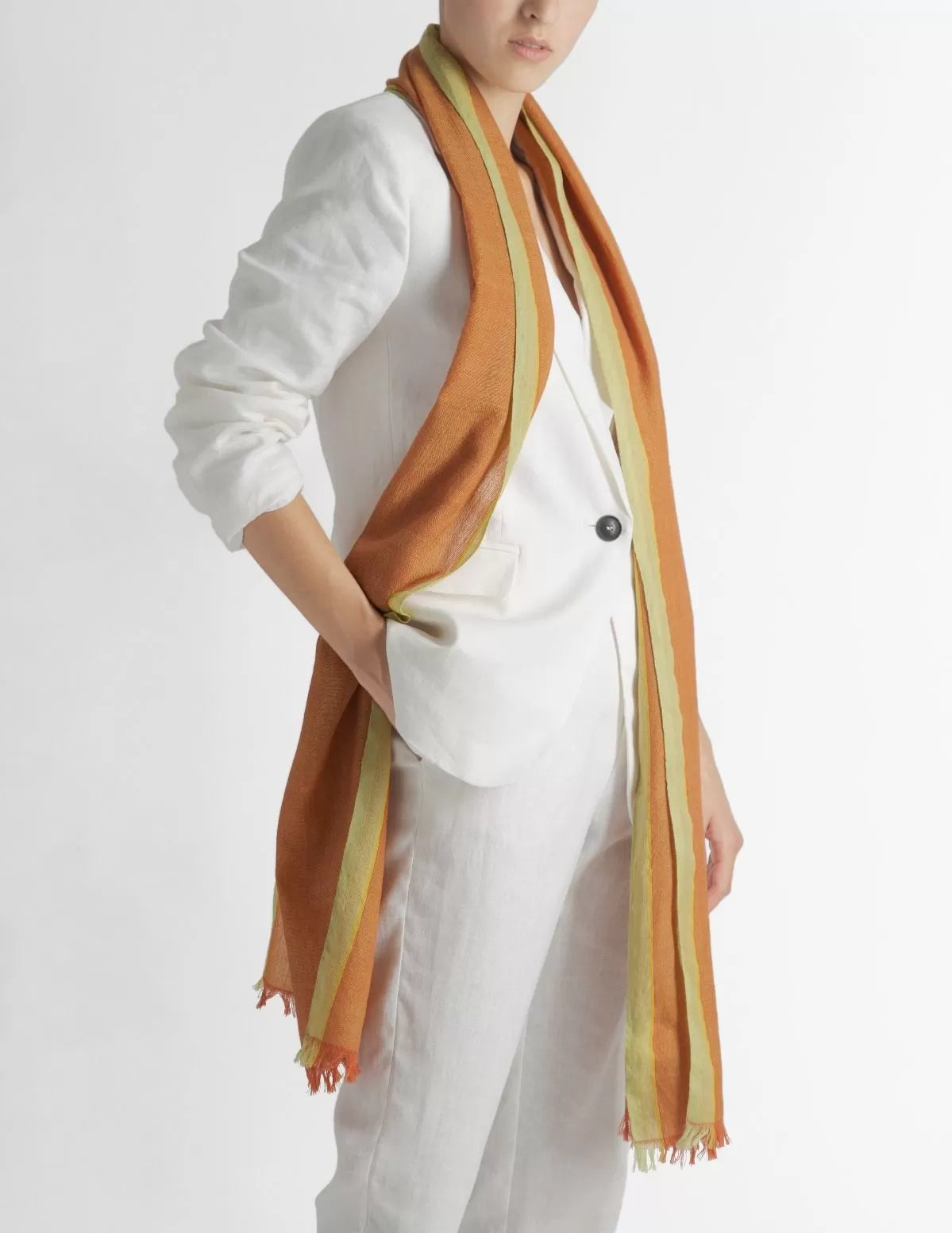Echarpe en laine et cachemire orange et jaune portée vue de profil