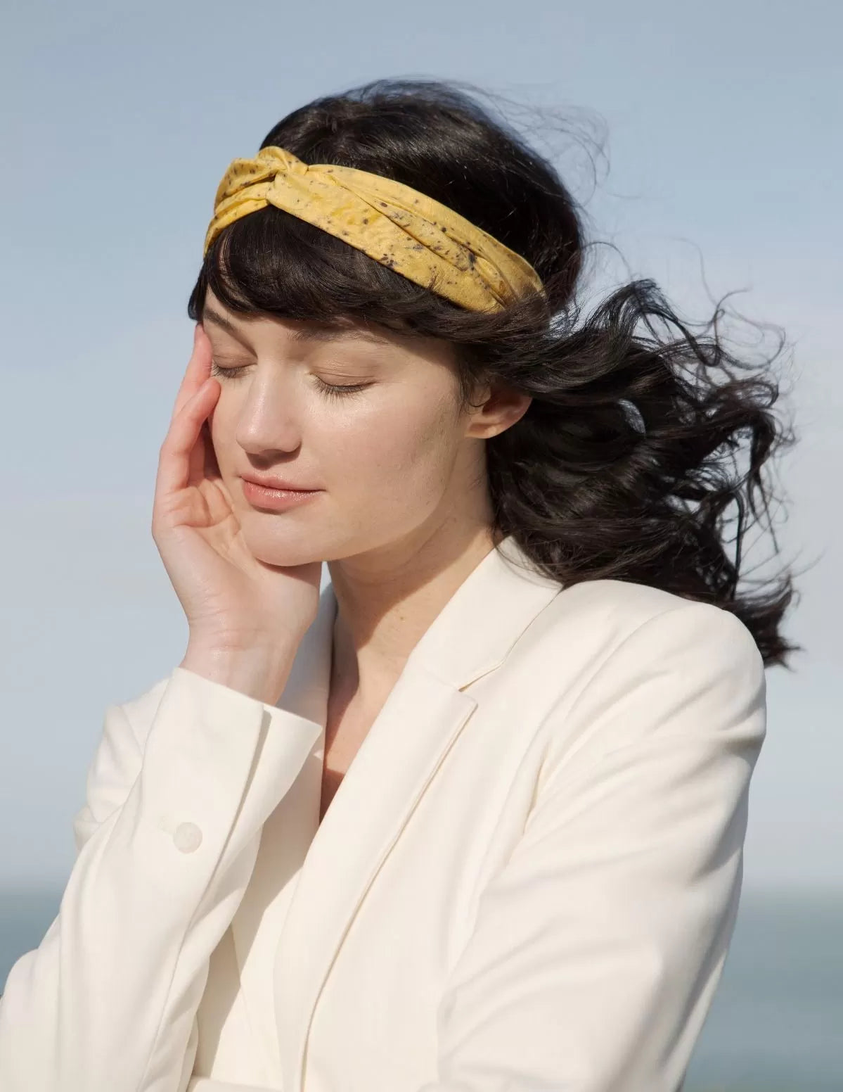 Bandeau en soie pour cheveux porté par une femme en méditation 