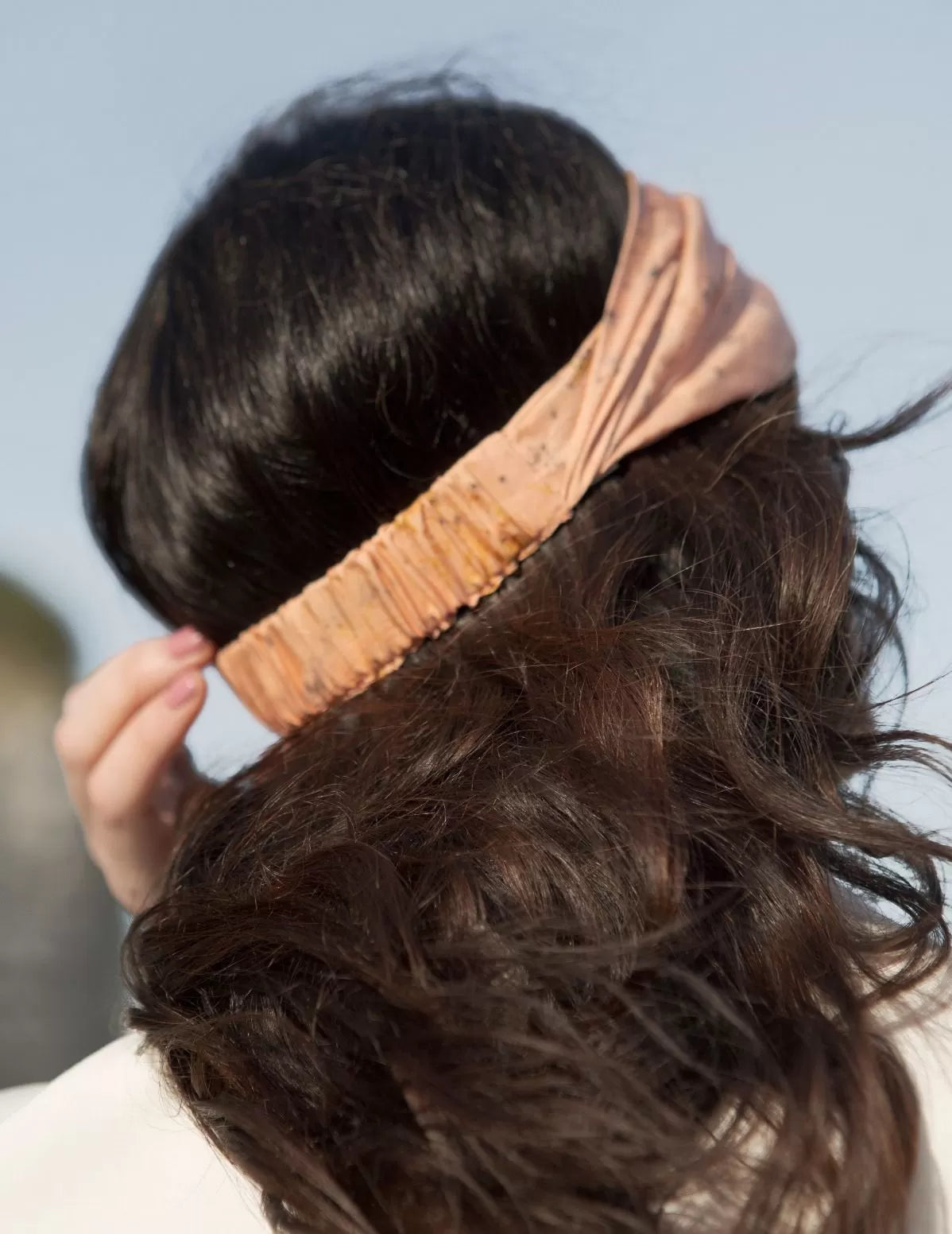 Bandeau en soie pour cheveux, orangé, zoom sur l’arrière de la tête 