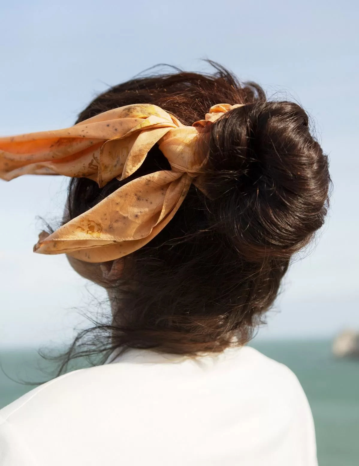 Chouchou-foulard en soie biologique, porté dans le vent marin