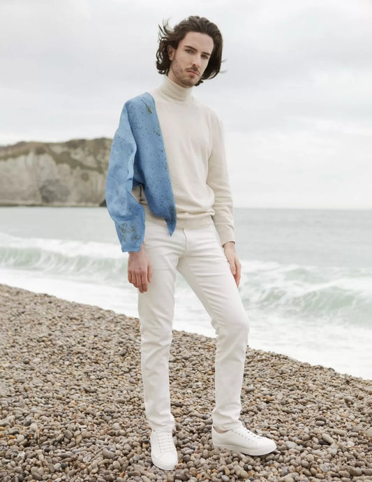 Carré de soie bleu porté sur l’épaule d'un homme