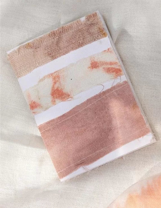 Cahier de notes en matières recyclées à partir des chutes de tissus, presenté ouvert et fermé