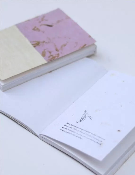 Cahier de notes en matières recyclées à partir des chutes de tissus, présenté fermé et ouvert sur page écrite 